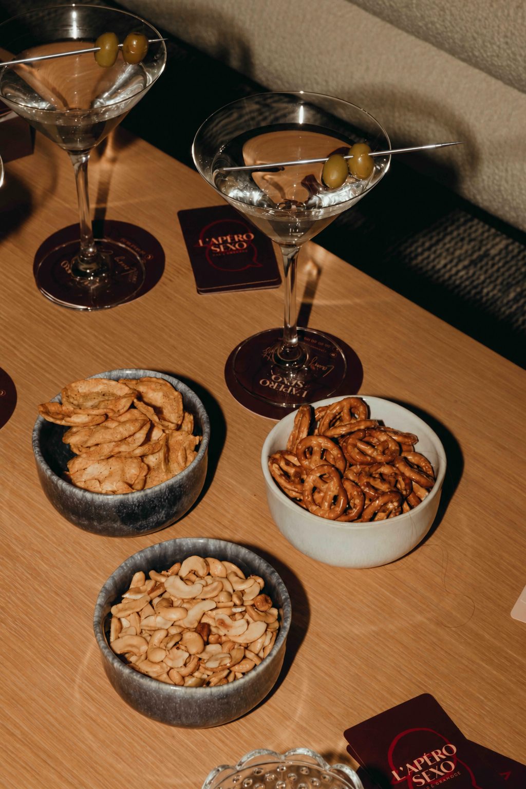 Martinis, bretzels et cartes posés sur la table d’un apéro